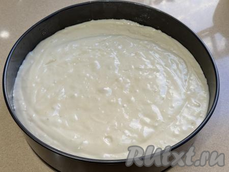 Дно и бока формы диаметром 26 сантиметров смазать растительным маслом, выложить тесто.&nbsp;