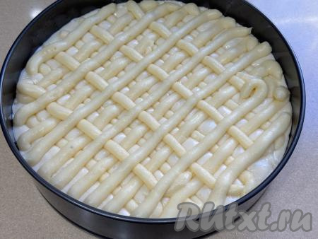 С помощью кулинарного мешка нанести крем&nbsp;на тесто в виде решётки. Если нет кулинарного мешка, можно аккуратно выложить крем ложкой.