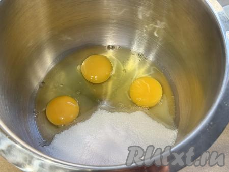 После того как крем остынет, можно заняться замешиванием теста для пирога. Для этого в чашу миксера нужно вбить яйца, добавить сахар и ванильный сахар.&nbsp;