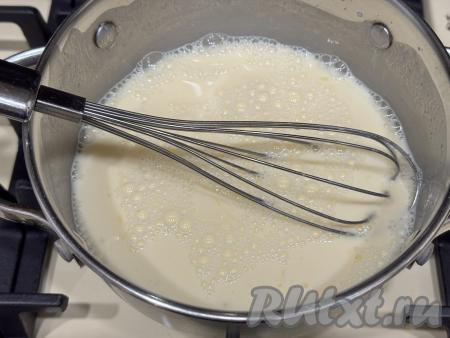 Хорошо перемешать содержимое кастрюли венчиком и поставить на огонь выше среднего.