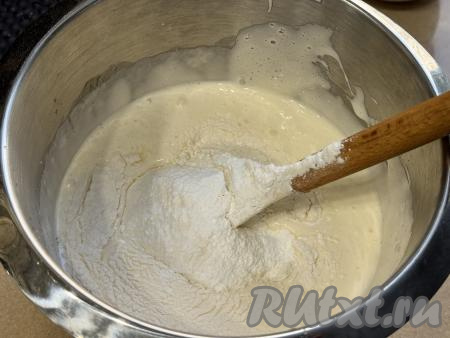 Во взбитую яичную массу влить растительное масло, добавить сметану любой жирности, перемешать лопаткой до однородности, стараясь не сбить воздушность яиц. Затем всыпать 100 грамм просеянной муки, а также разрыхлитель и соль.&nbsp;