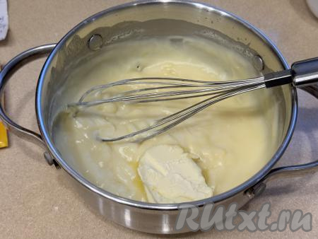 Снять крем с огня, добавить сливочное масло комнатной температуры.