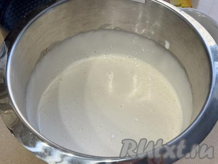 Взбить яйца с сахаром миксером на максимальных оборотах в течение 5 минут. В процессе взбивания яичная масса должна стать достаточно пышной и светлой.&nbsp;