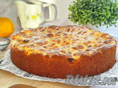 Достать готовую выпечку из духовки, дать в течение 5-6 минут остыть в форме, после этого переложить на решётку, оставить остывать. Остывший пирог переложить на тарелку и подать к столу.&nbsp;