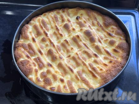 Поставить форму в разогретую до 180 градусов духовку, выпекать пирог с лимонным заварным кремом&nbsp;минут 40. Для того чтобы проверить готовность, проколите тесто сухой зубочисткой, если зубочистка после прокалывания останется сухой, значит выпечка готова.&nbsp;