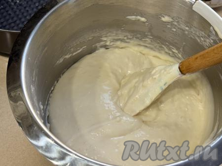 Перемешать тесто лопаткой до однородного состояния. Частями добавляя оставшуюся просеянную муку и полностью вмешивая её, замесить воздушное, однородное тесто, напоминающее по консистенции сметану средней жирности. В зависимости от величины яиц, жирности сметаны, может потребоваться немного больше или немного меньше муки, чем указано в ингредиентах, поэтому нужно ориентироваться именно на густоту теста, а не на количество муки.