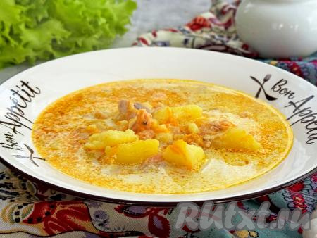 Нежную, вкусную, насыщенную уху, сваренную из форели со сливками&nbsp;по-фински, разлить по тарелкам и в горячем виде подать к столу.&nbsp;