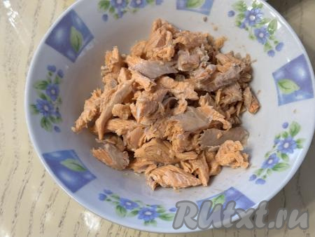 Части форели достать из ухи, дать немного остыть, отделить филе рыбы от костей.&nbsp;