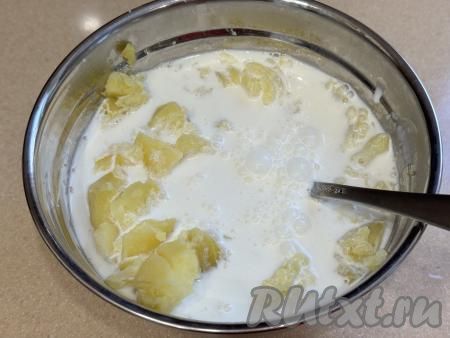 В миску с размятой картошкой влить сливки, перемешать.&nbsp;