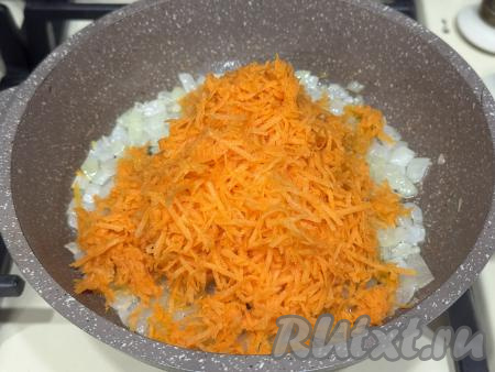 К обжаренному луку добавить морковку, натёртую на мелкой тёрке, перемешать.&nbsp;