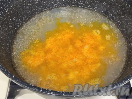 Рыбный бульон процедить, вернуть в кастрюлю (горошины перцы и лавровый лист нам больше не понадобятся). В кастрюлю с процеженным бульоном добавить жареные морковку с луком, поставить на сильный огонь, довести до кипения.&nbsp;