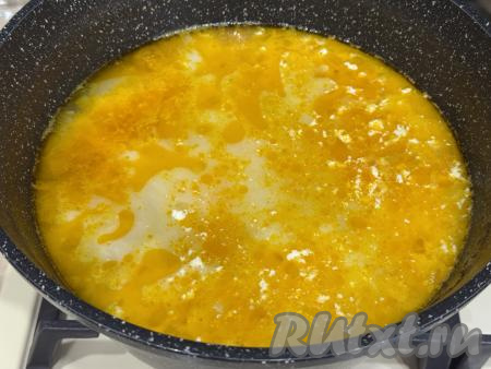 Как только бульон закипит, добавить в кастрюлю филе форели и размятую картошку, смешанную со сливками.&nbsp;