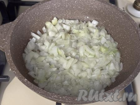 Пока уха варится, обжарим овощи. Для этого нужно хорошо прогреть растительное масло в сковороде, выложить мелко нарезанный лук и обжарить его, иногда помешивая, до прозрачности (ориентировочно в течение 4-5 минут).&nbsp;