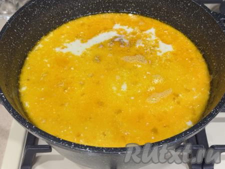 Посолить и поперчить&nbsp;финскую уху из форели со сливками по вкусу, довести до кипения, сразу уменьшить огонь, томить минут 10.&nbsp;