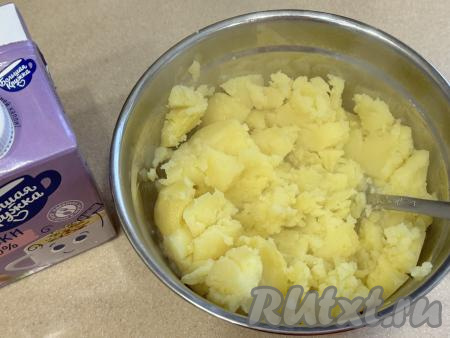 Размять картошку вилкой.