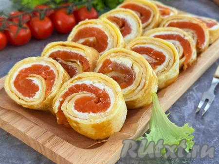 Яичный рулет с творожным сыром и красной рыбой