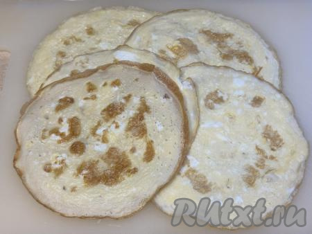 Готовый яичный блинчик переложить на тарелку. Периодически перемешивая яичную смесь и немного смазывая сковороду маслом перед жаркой очередного блина, постепенно пожарить все блинчики (у меня получились 5 блинов). Дать яичным блинам остыть.