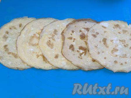 Выложить яичные блины внахлёст, как на фото.