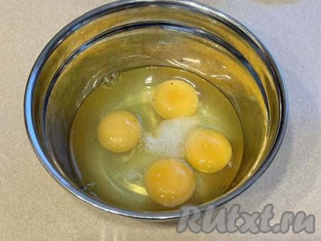 В достаточно глубокой миске соединить сырые яйца и соль. При желании можно добавить и чёрный молотый перец.&nbsp;