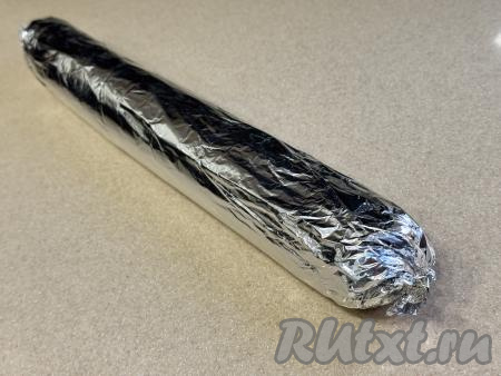 Завернуть рулет в фольгу и убрать в холодильник на 2-3 часа.&nbsp;