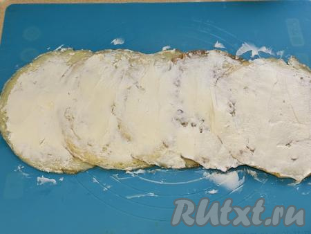 Получившийся пласт из яичных блинов смазать творожным сыром.&nbsp;