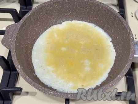 Хорошо разогреть сковороду (я взяла сковородку диаметром 16 сантиметров), смазать растительным маслом, влить немного яичной смеси, сразу равномерно распределить по дну сковородки.