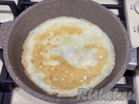Жарить яичный блинчик с двух сторон до золотистого цвета.&nbsp;