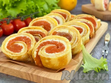 Нежный, аппетитный, очень вкусный яичный рулет с творожным сыром и красной рыбой подать к столу.&nbsp;&nbsp;