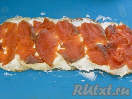 Выложить поверх творожного сыра ломтики красной рыбы.&nbsp;