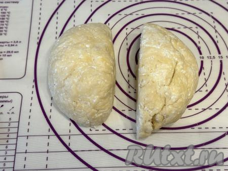 Достать тесто из холодильника, разделить его на 4 равных части.&nbsp;