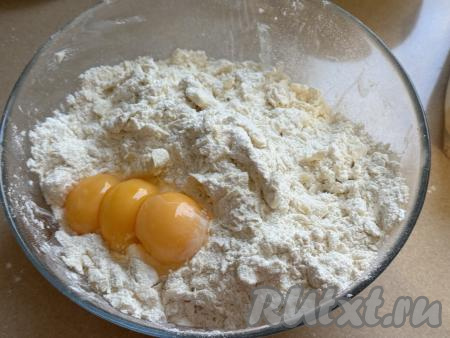 Яйца аккуратно разделить на белки и желтки. В белки не должна попасть ни капля желтков, иначе белки в дальнейшем могут не взбиться. Ёмкость с белками пока убрать в холодильник (в дальнейшем из белков будем готовить безе). Желтки выложить в миску с крошкой из муки и масла.&nbsp;