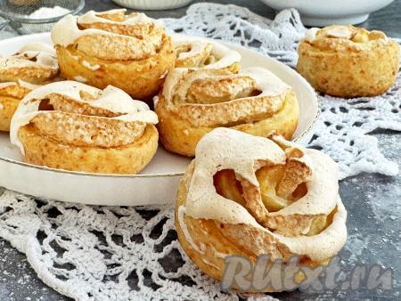 Очень вкусное, нежное творожное печенье "Розочки" с воздушным безе подать к столу.