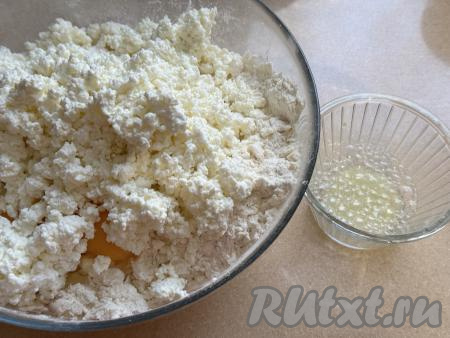 Сюда же добавить творог и соду, погашенную лимонным соком.&nbsp;