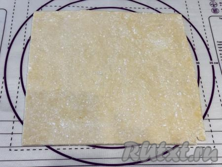На присыпанной мукой поверхности раскатать вначале одну часть творожного теста в пласт толщиной 3-4 миллиметра.&nbsp;