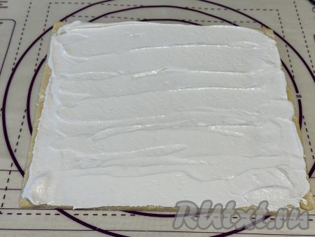 Смазать пласт теста 1/4 частью взбитых белков. С помощью лопатки разровнять белки по тесту.&nbsp;