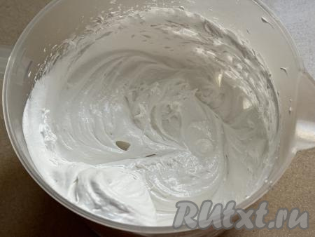 После того как творожное тесто охладится, можно заняться подготовкой безе. Для этого достать яичные белки, которые мы ставили в холодильник, вылить их в абсолютно сухую чашу миксера, добавить сахар. Начать взбивать белки на небольшой скорости миксера, постепенно увеличивая скорость до максимальной. Белковая масса должна получиться гладкой, блестящей, хорошо держать рельеф. На взбивание обычно требуется минут 7-8, но продолжительность взбивания во многом зависит от мощности миксера.&nbsp;