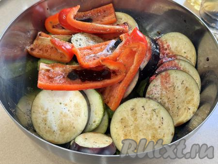 В миску с нарезанными овощами добавить специи (в качестве специй я использовала паприку и соль со специями), растительное масло, соевый соус и соль (добавляя соль, обязательно учитывайте солёность соевого соуса, который вы используете).