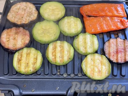 Закрыть крышку электрогриля и готовить овощи минут 15. Так как в электрогриле прогреваются обе панели, переворачивать овощи в процессе обжаривания не нужно. Учитывайте, что какие-то овощи приготовятся быстрее, а какие-то - чуть медленнее, поэтому не забывайте контролировать процесс жарки. Время приготовления во многом зависит от режима и мощности вашего электрогриля, поэтому, если готовите первый раз, проверяйте готовность овощей намного чаще. Запечённые овощи станут румяными, мягкими, будут легко прокалываться вилкой или деревянной зубочисткой.