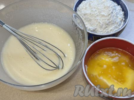 Взбить яйца с сахаром венчиком&nbsp;в течение 2-3 минут, яичная смесь должна стать однородной и достаточно светлой. Маргарин (или сливочное масло) растопить (я растопила в микроволновке), дать немного остыть.