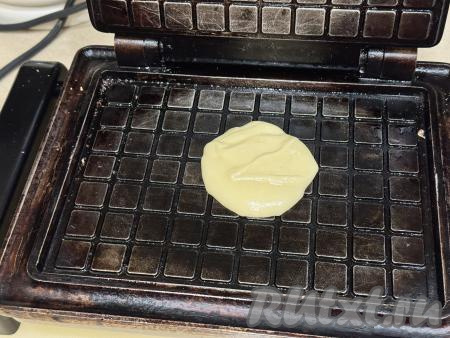Разогреть вафельницу, при необходимости смазать её немного растительным маслом, выложить 1 столовую ложку теста. Закрыть створки вафельницы.
