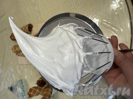 Белковый крем должен получиться стабильным, хорошо держать форму и рельеф.