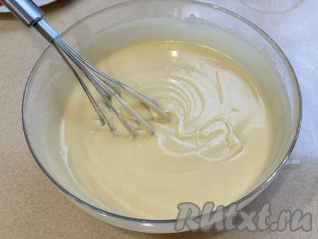 Затем постепенно, небольшими частями,&nbsp;подсыпать оставшуюся муку, каждый раз полностью вмешивая её в тесто. Добавляя понемногу муку и вмешивая её, обязательно учитывайте, что тесто для вафель должно получиться однородным, в меру густым, напоминающим сметану средней жирности.