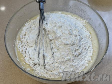 В миску с получившейся массой всыпать грамм 150 муки, вмешать её в тесто венчиком.