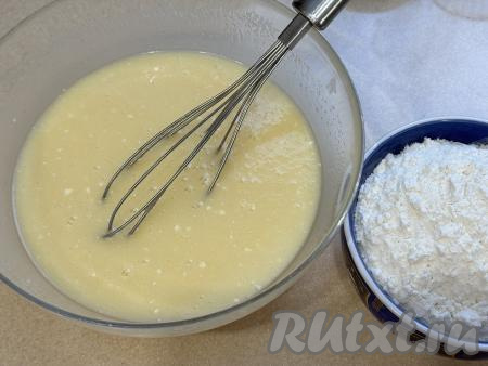 Перемешать массу венчиком до однородности.