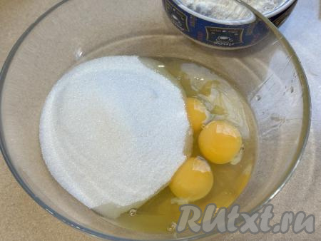 Прежде всего замесим тесто для вафель. Для этого в миску нужно всыпать сахар, добавить сырые яйца.