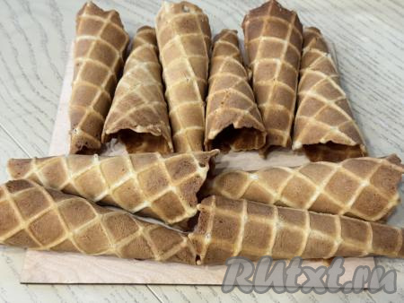 Периодически перемешивая тесто для вафель и при необходимости смазывая маслом створки вафельницы, постепенно испечь все вафли.&nbsp;Всего я испекла 20 вафель и свернула их в трубочки.&nbsp;
