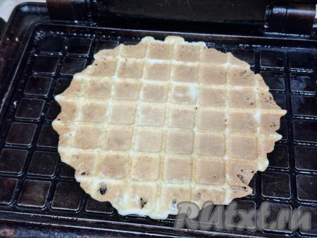 Готовить вафлю до золотистого цвета. Время выпекания зависит от мощности вашей электровафельницы.