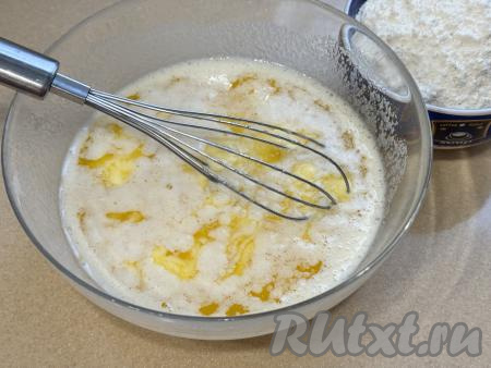 В миску с яичной смесью влить негорячий маргарин (или сливочное маслом) и водку. Благодаря добавлению в тесто водки, вафельные трубочки получатся хрустящими.