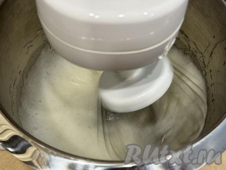 Теперь займёмся приготовлением белкового крема. Для этого прежде всего с мылом нужно тщательно вымыть яйца. Очень аккуратно разделить яйца на белки и желтки, важно, чтобы ни капли желтка не попала в белки (если в белки попадёт хоть капля желтка, они будут плохо взбиваться). Желтки нам в этом рецепте не понадобятся, их можно использовать для приготовления других блюд. В сухую чашу миксера выложить яичные белки и лимонную кислоту, взбить миксером до пышной пены.