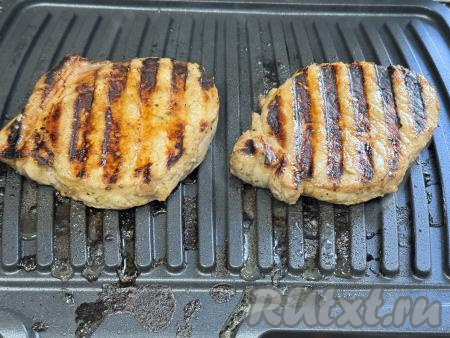 Закрыть створки электрогриля, готовить стейки из свинины 10-12 минут.